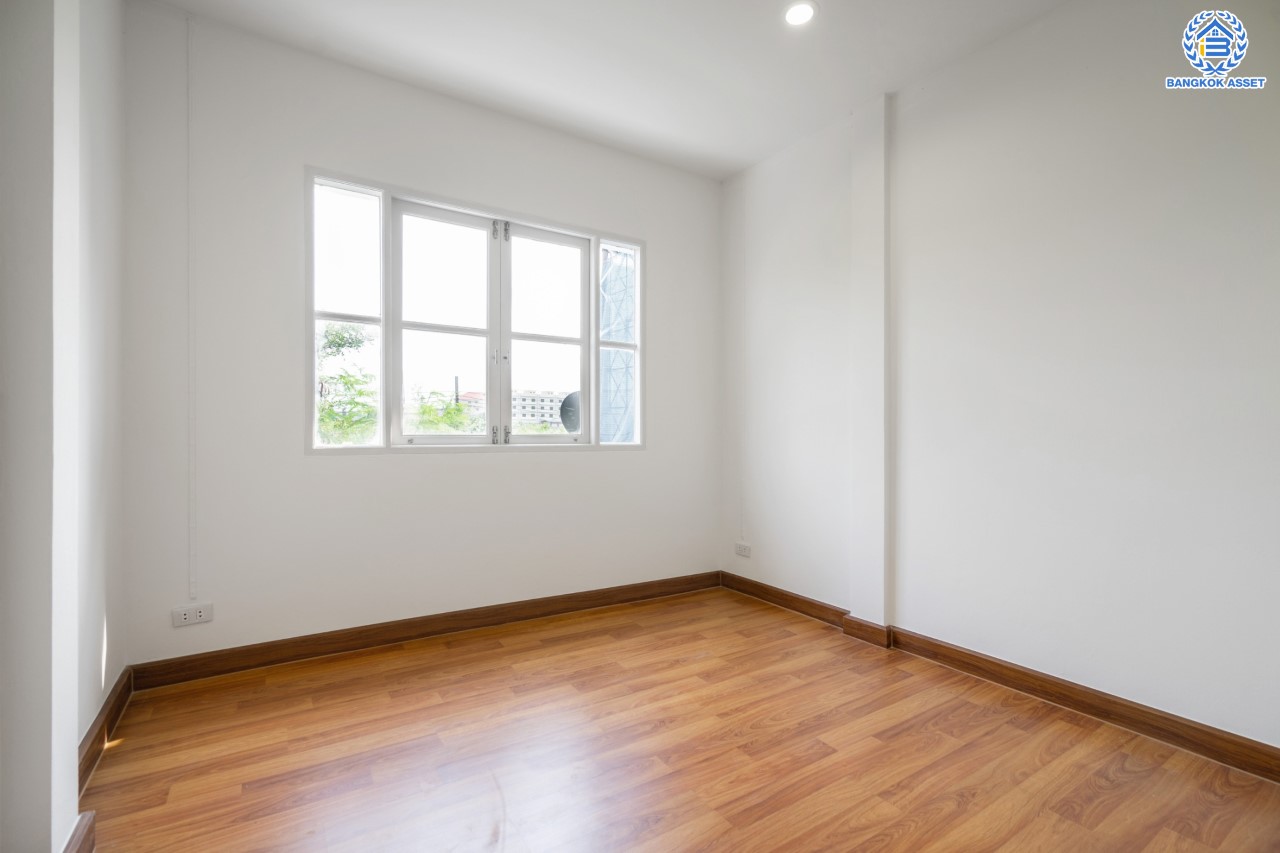 บ้านมือสองตกแต่งใหม่ ม.บุศรินทร์ วงแหวน (บ้านกล้วย-ไทรน้อย) แบรนด์ L&H เนื้อที่ 20.8 ตร.ว. ฟังก์ชัน 3 ห้องนอน 2 ห้องน้ำ ตอบโจทย์ทุกการอยู่อาศัย ใกล้เซ็นทรัลเวสต์เกต และ รถไฟฟ้า "สถานีคลองบางไผ่"